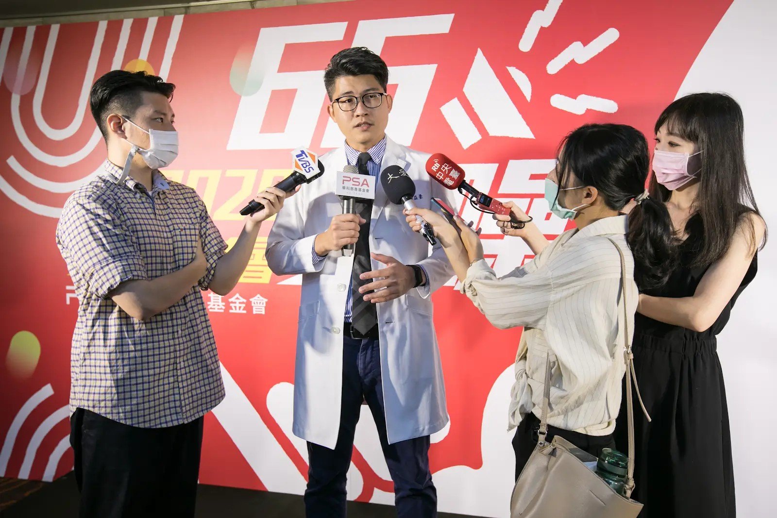 2020 年愛耳記者會後，張益豪醫師接受多家媒體聯訪