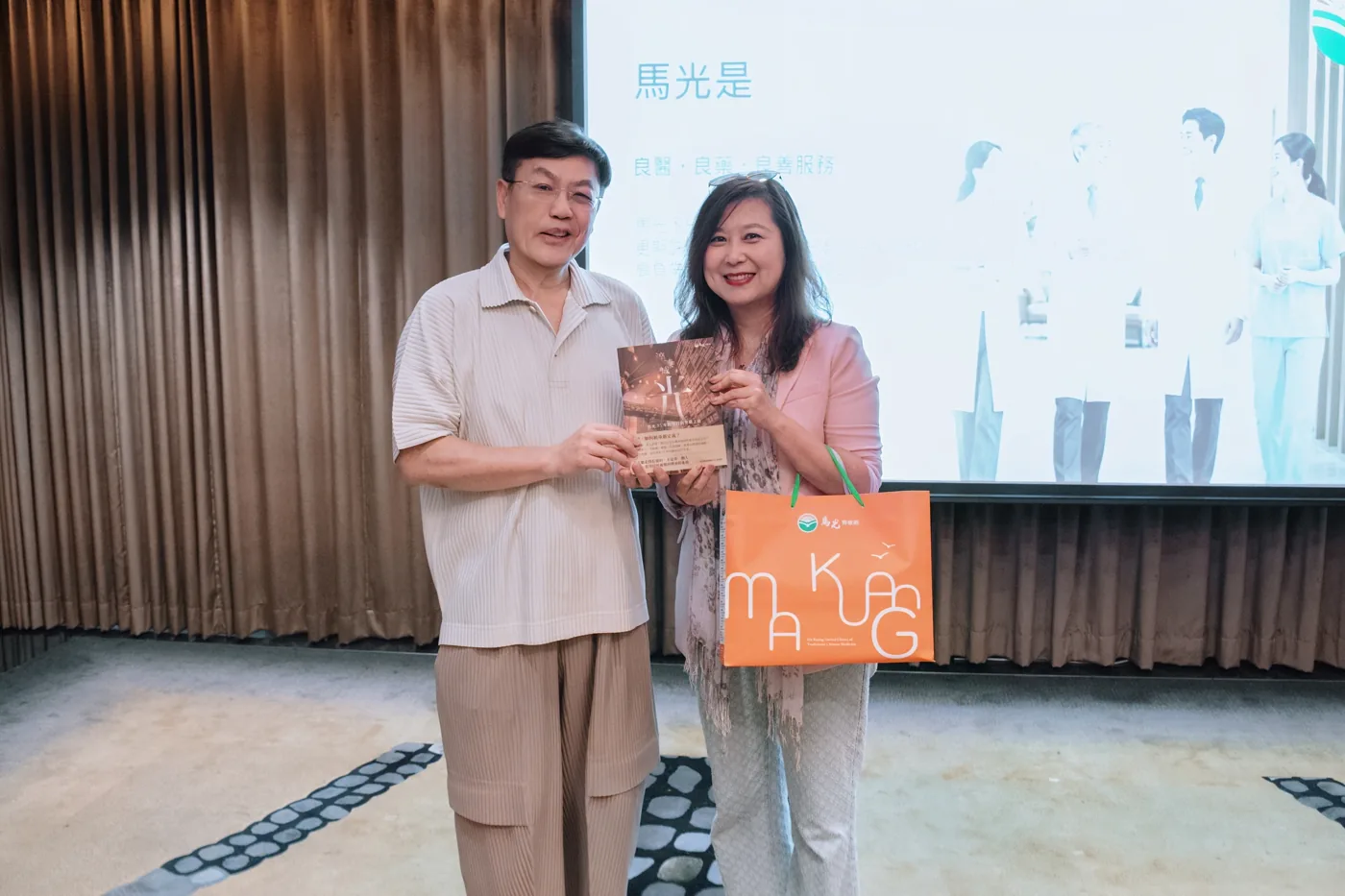 課程結束後，謝馨慧老師與馬光醫療網執行長黃福祥手持她的著作合影
