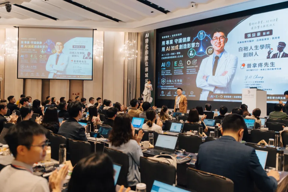 張益豪醫師於白袍人生學院大型實體課程授課現場，於主舞台向滿場醫師學員講授 AI 時代的醫療影響力