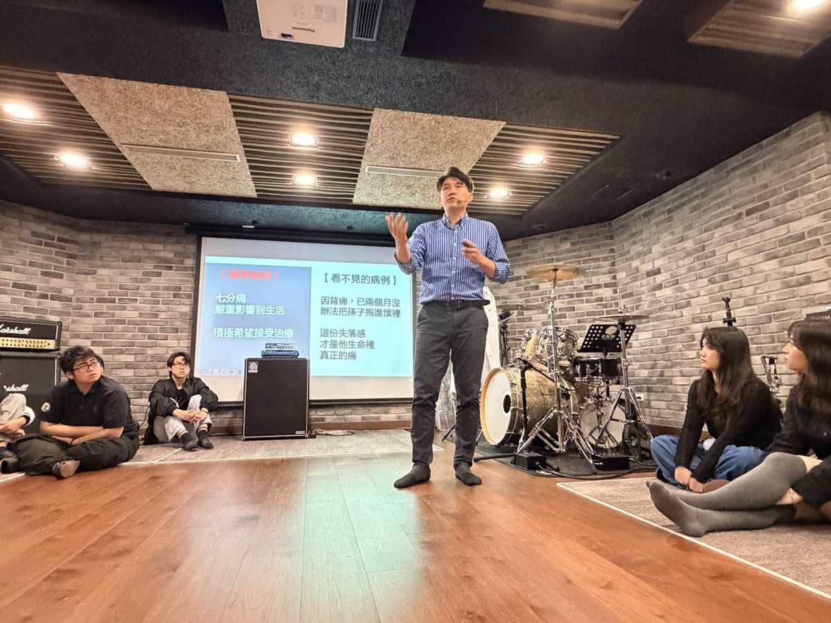 張益豪醫師於實體課程授課現場，向現場學員講解醫療溝通
