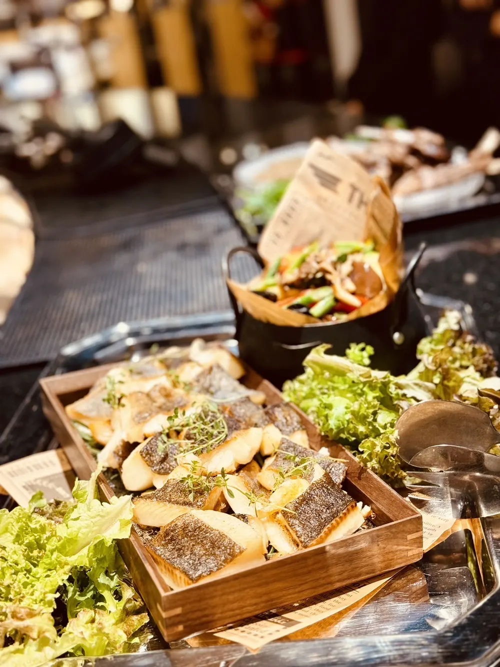 木盒裡的烤魚排與生菜