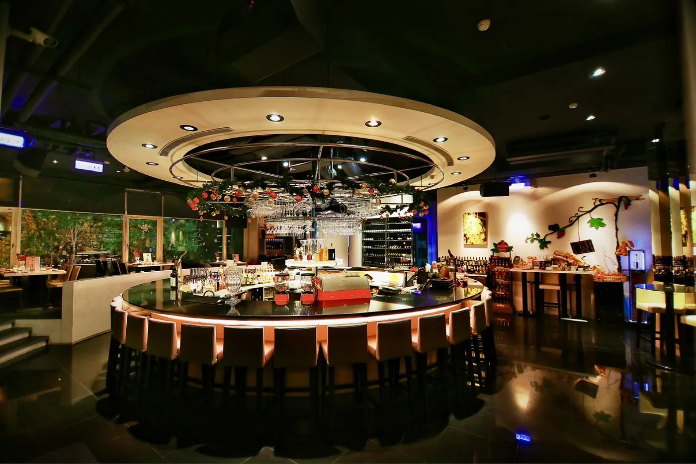 Bistro 302 餐廳全景，中央是圓形吧台，天花板吊著環形酒杯架