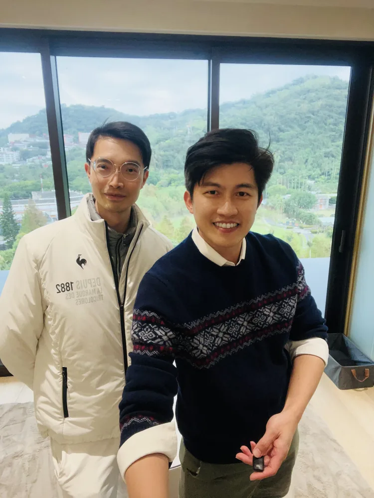 兩位與會者在原蘊診所的落地窗前合影，窗外是山景