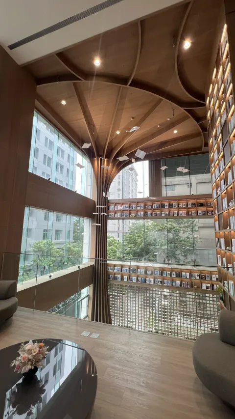 信義旗艦店大廳的等候區與窗景