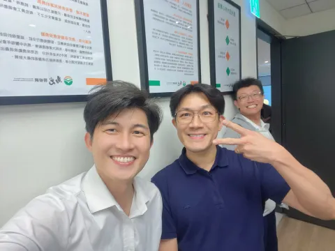 張益豪醫師與兩位醫師在講堂後方自拍
