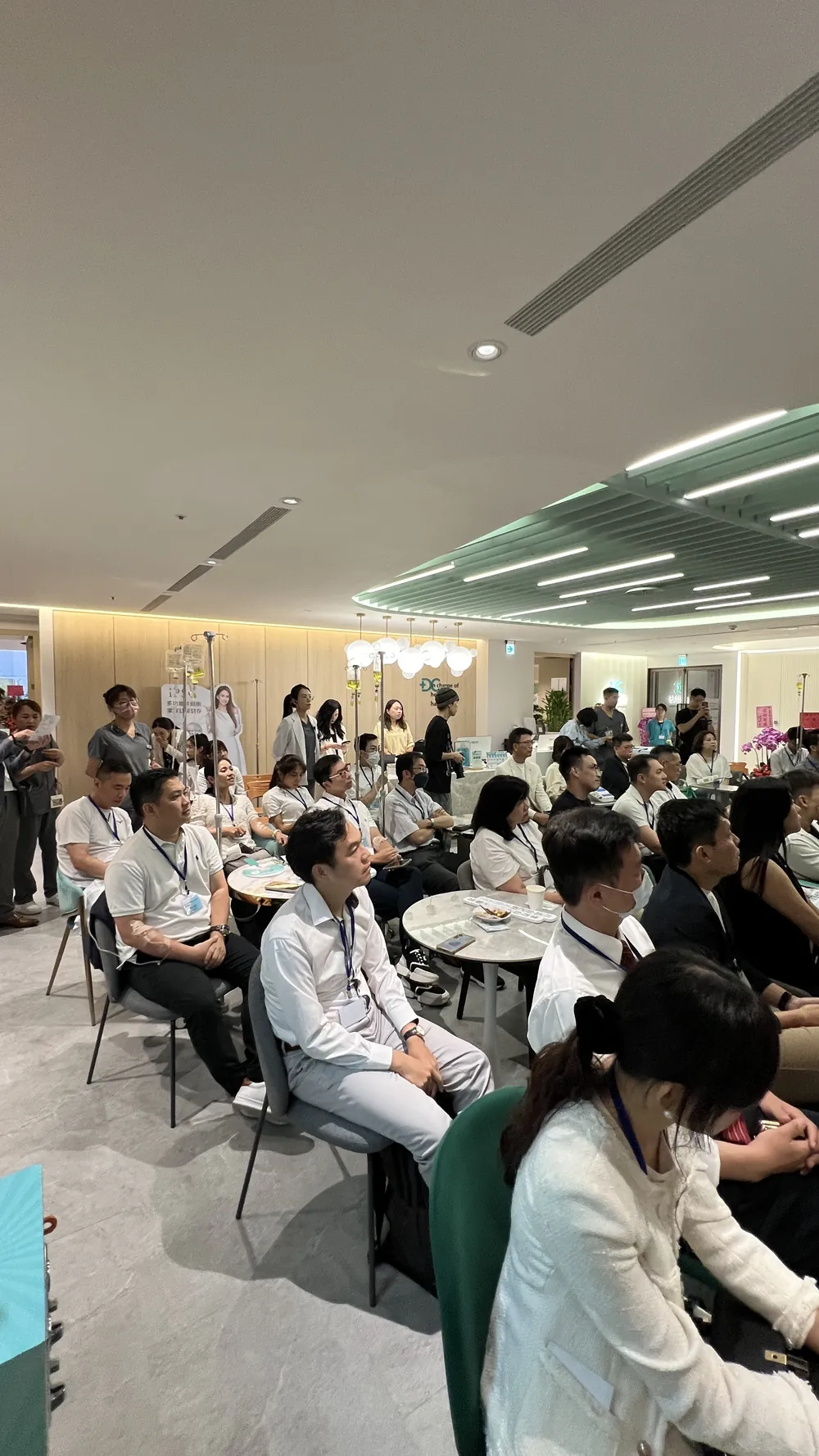 從大廳側面拍攝，前排與會醫師專心看向前方