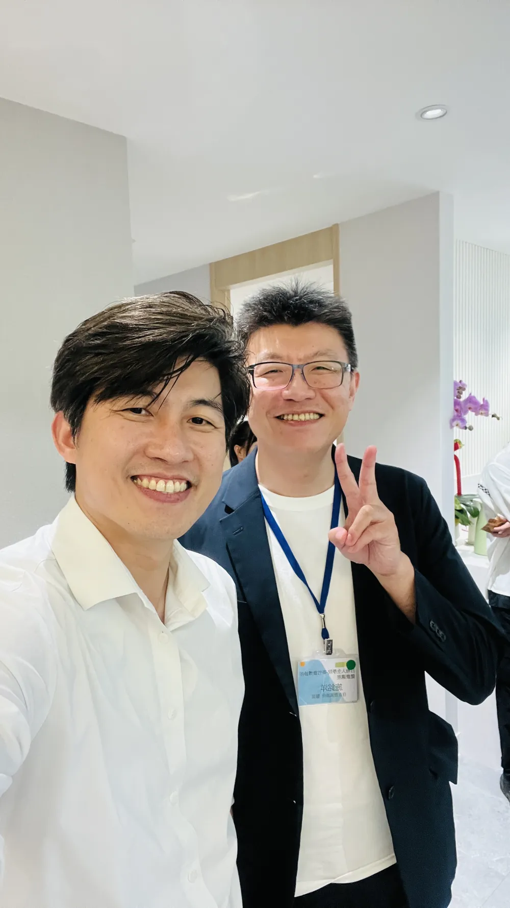 張益豪醫師與施銘洋醫師在走廊自拍，施醫師比出 YA