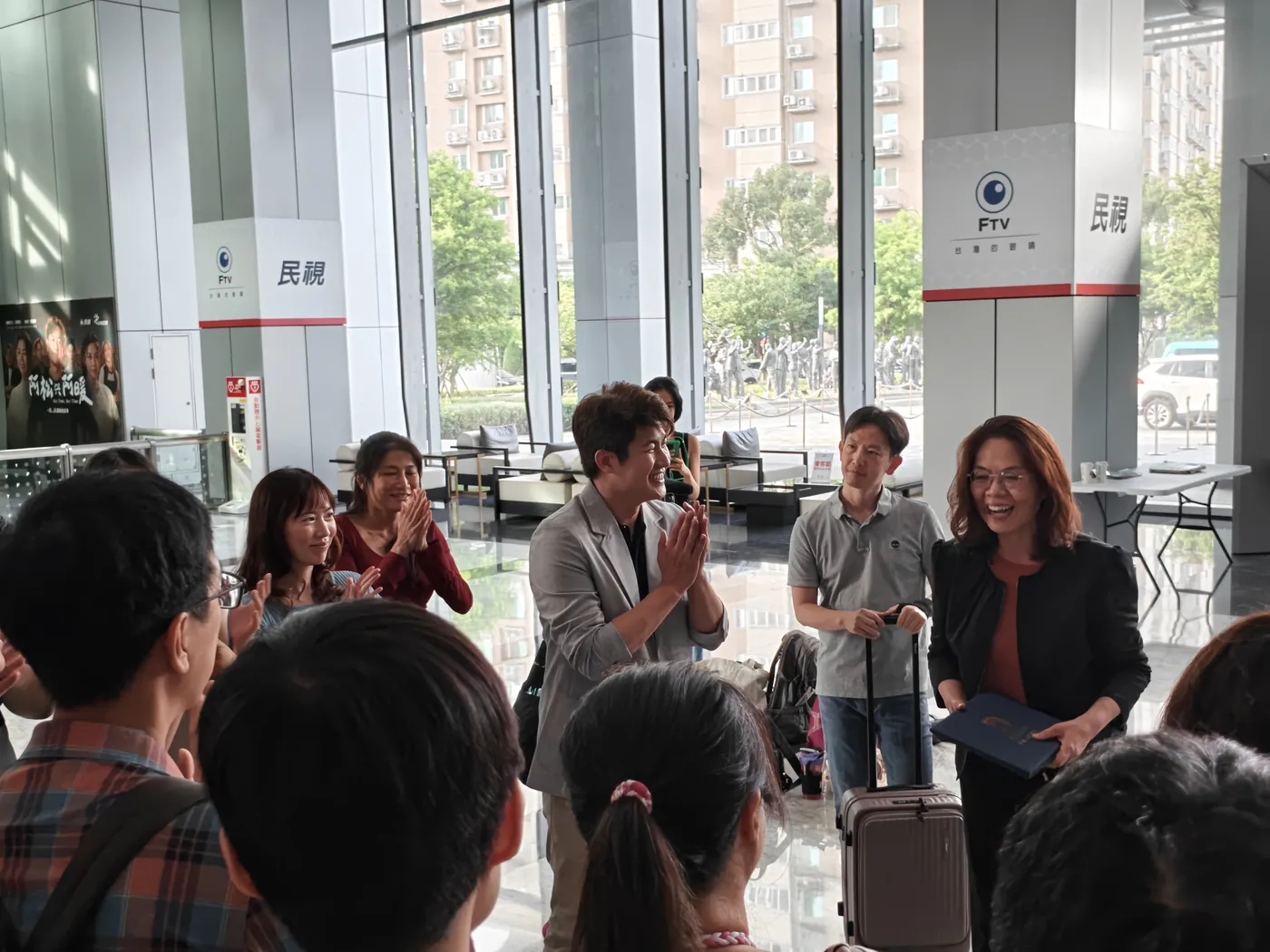 民視大廳裡，張益豪醫師與參訪醫師一起鼓掌致謝