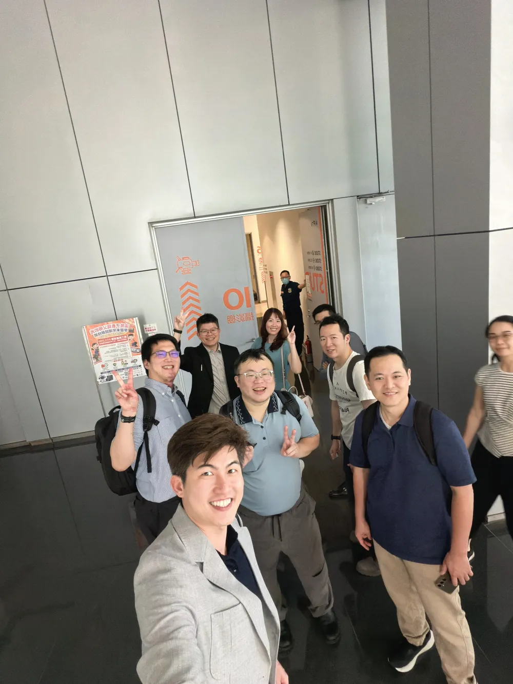 張益豪醫師與多位參訪醫師在攝影棚入口處由上往下自拍