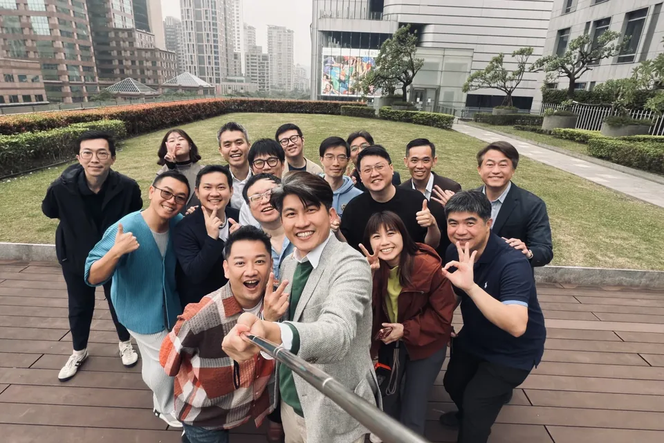 2026 首場腦力風暴大會與會者在寒舍艾美酒店戶外平台自拍合照