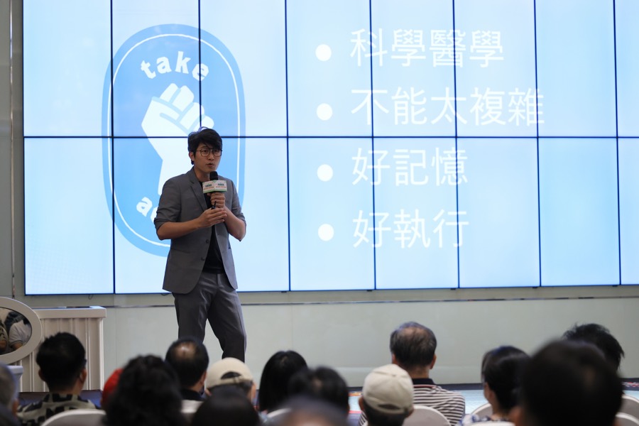 張益豪醫師於健康講座解說衛教溝通原則（2024）