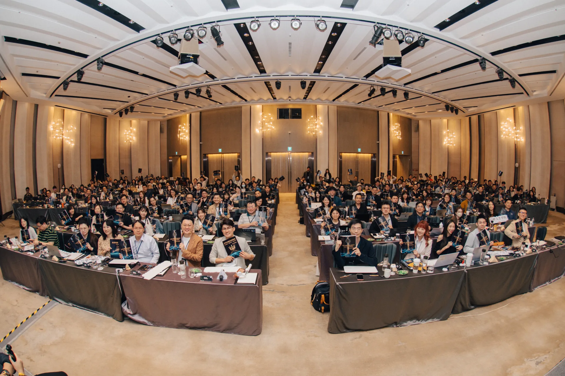 白袍人生學院 2026 年 5 月 17 日大型實體課程全場學員合照